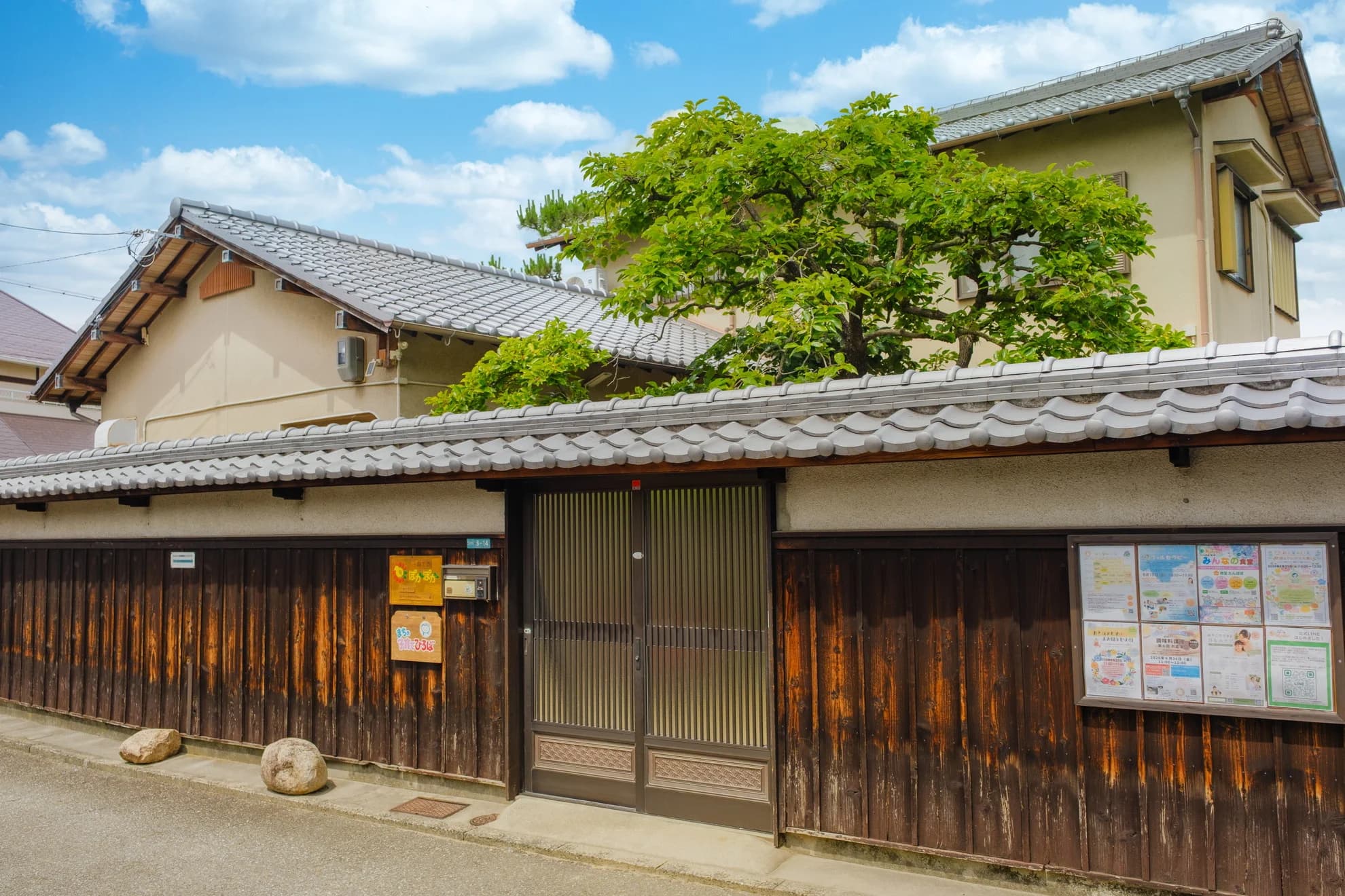 つくし園の外観。重要文化財の黒壁や園庭の柿の木